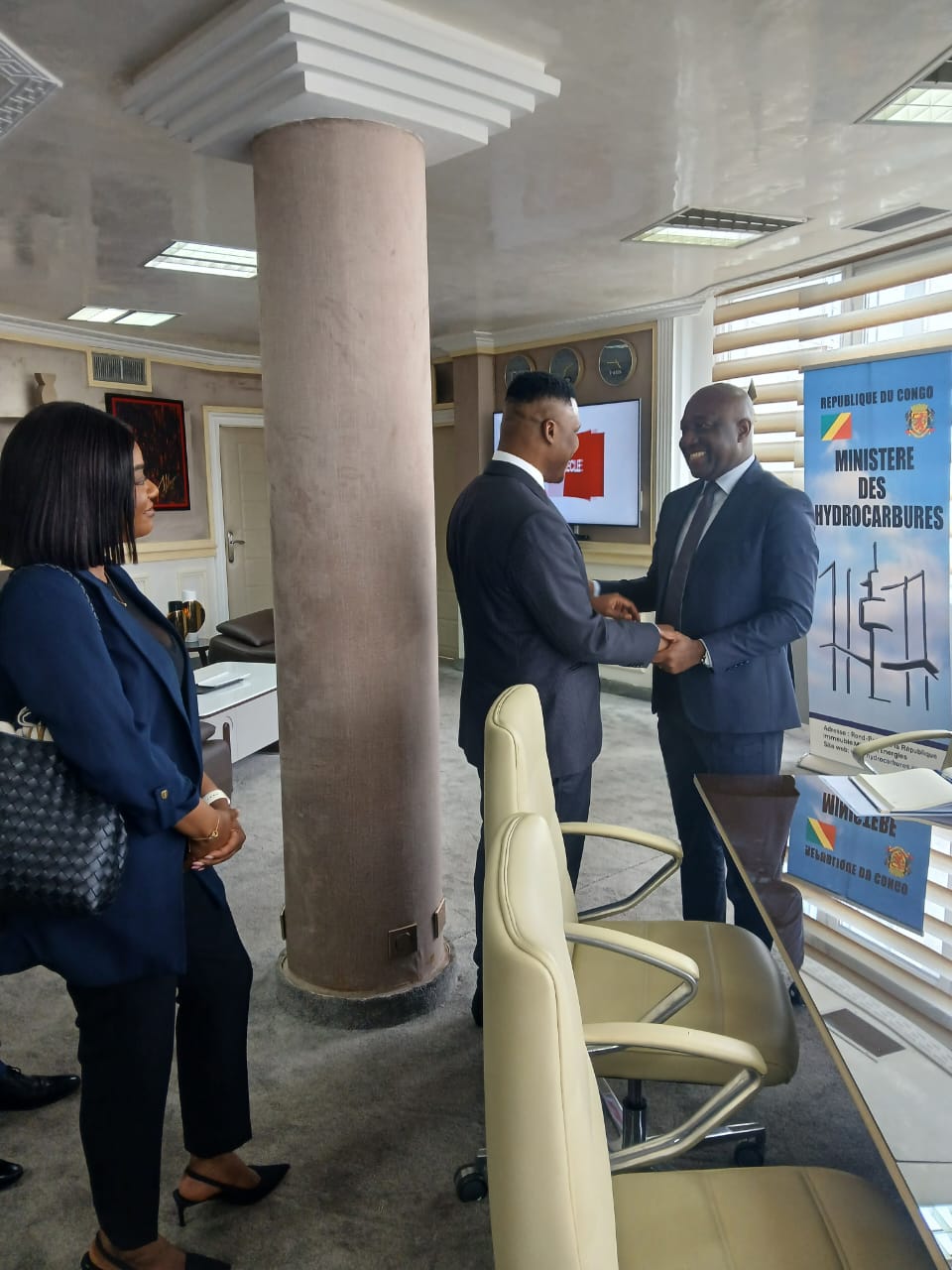 Mr le ministre Stev Simplice Onanga, et la Chambre africaine de l'énergie