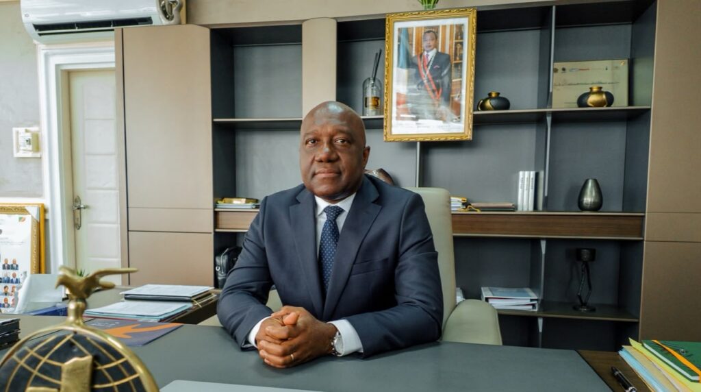 LE MINISTRE STEV SIMPLICE ONANGA